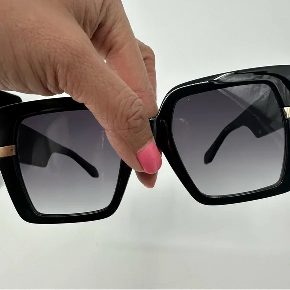 Quay Notorious Black Oversized Square Sunglasses Black Frame / Smoke Lens New - Picture 11 of 14